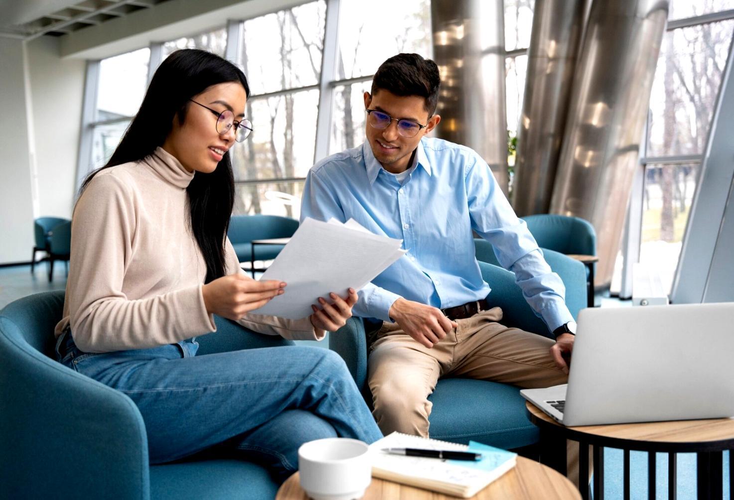 Persona che riflette in un momento di calma e introspezione