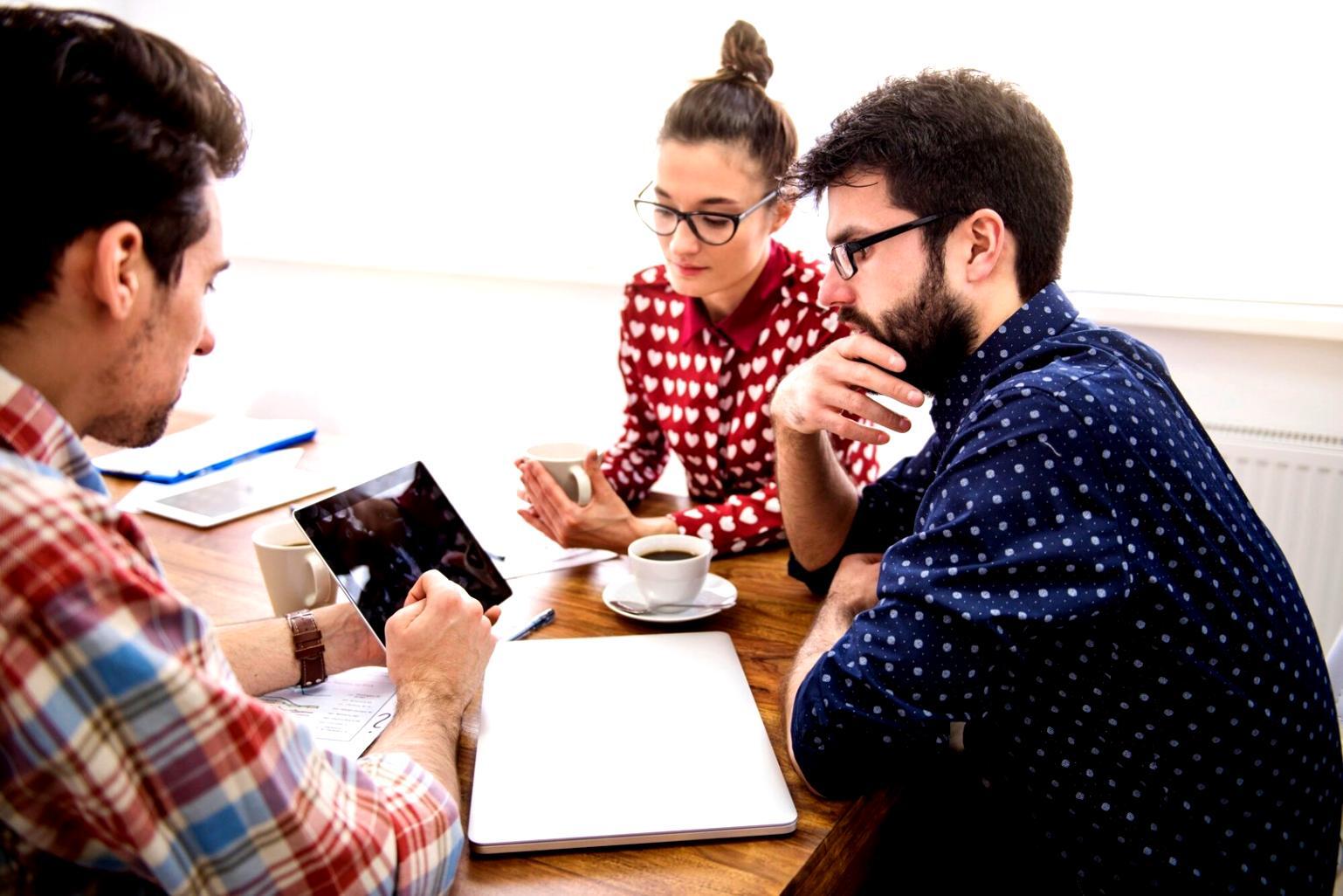 Persona che riflette in un momento di tranquillità durante un percorso di crescita personale